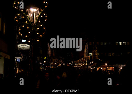 Berühmte Weihnachtsmarkt in Nürnberg am Abend. Abendstimmung auf dem Nürnberger Weihnachtsmarkt Stockfoto