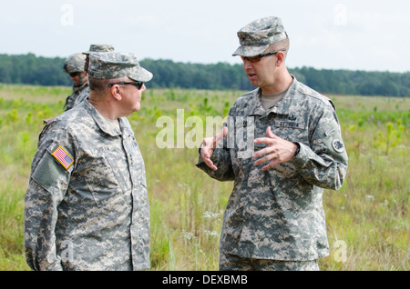Army National Guard Direktor Generalleutnant William Ingram, Jr. und Assistent Generaladjutant, Georgia Department of Defense, Major G Stockfoto