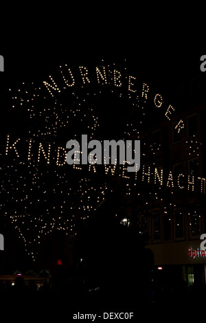 Christkindlesmarkt in Nürnberg am Abend. Abendstimmung auf dem Nürnberger Weihnachtsmarkt Stockfoto