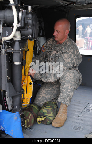 Staff Sgt Perkins, Wyoming Army National Guard Soldat, die Charlie Kompanie, 5. Bataillon, 159. Aviation Regiment zugewiesen bereitet ein UH-60 Black Hawk, 14. September 2013 Flut Evakuierungsmaßnahmen in Colorado zu unterstützen. Gardisten wurden aktiviert, durch die Stockfoto