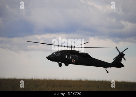 Ein Wyoming Army National Guard UH-60 Black Hawk zieht Flut Evakuierungsmaßnahmen in Colorado 14. September 2013 unterstützen. Gardisten wurden durch die Emergency Management Unterstützung Compact--eine nationale Nachbarschaftshilfe Parternship Vereinbarung, die Sta aktiviert. Stockfoto