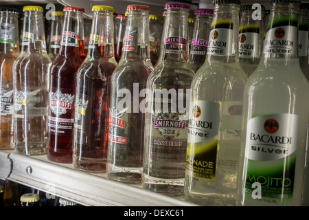 Flaschen Smirnoff und Bacardi Marke aromatisierte Malzgetränke sind in einem Kühler in einer Bodega gesehen. Stockfoto