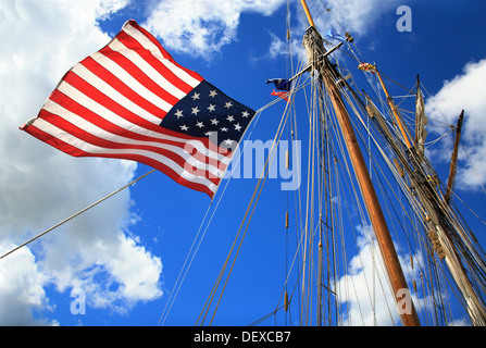 Eine amerikanische Flagge, Mast und Takelage gegen Deep Blue bewölktem Himmel während Perry 200 gedenken, Erie, Pennsylvania, USA Stockfoto