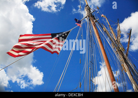 Eine amerikanische Flagge, Mast und Takelage gegen Deep Blue bewölktem Himmel während Perry 200 gedenken, Erie, Pennsylvania, USA Stockfoto