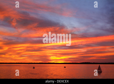 Ein Pinsel Sonnenuntergang Himmel über Presque Isle Bucht während Perry 200 gedenken, Erie, Pennsylvania, USA Stockfoto