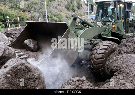 CHEYENNE MOUNTAIN AFS, Colorado - Spc. Donald Townsend, schwere Ausrüstung Betreiber, 615th Ingenieur-Unternehmen, 52. Pionierbataillon verwendet seine Bulldozer, große Mengen von Schutt zu Cheyenne Mountain Air Force Station, 13. September 2013 verschieben. Der 615th Ing. Stockfoto