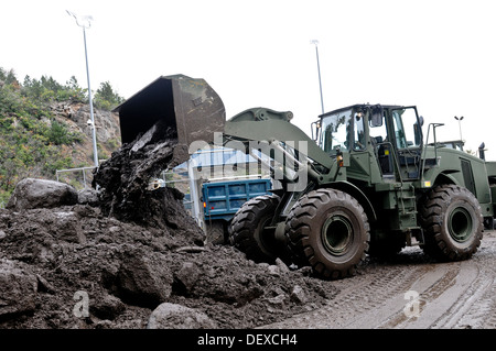 CHEYENNE MOUNTAIN AFS, Colorado - Spc. Donald Townsend, schwere Ausrüstung Betreiber, 615th Ingenieur-Unternehmen, 52. Pionierbataillon verwendet seine Bulldozer, große Mengen von Schutt zu Cheyenne Mountain Air Force Station, 13. September 2013 verschieben. Der 615th Ing. Stockfoto