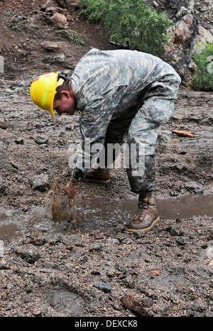 CHEYENNE MOUNTAIN AFS, Colorado - Spc. Donald Townsend, schwere Ausrüstung Betreiber, 615th Ingenieur-Unternehmen, 52. Pionierbataillon verwendet seine Bulldozer, große Mengen von Schutt zu Cheyenne Mountain Air Force Station, 13. September 2013 verschieben. Der 615th Ing. Stockfoto