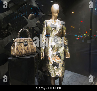 Handtaschen und Kleidung der Frauen werden im Fenster der Gucci-Store auf der Fifth Avenue in New York vorgestellt. Stockfoto