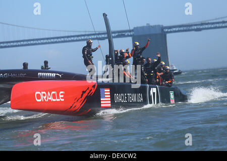 San Francisco, Kalifornien, USA. 24. September 2013. Mit einem Sieg in Rennen 18 der America Cup Oracle Team USA (nur nach dem Rennen gesehen) setzte ihre unwahrscheinliche Comeback und Emirates Team New Zealand 8-8 in den Amerika-Cup-Finale (San Francisco, CA, 24. September 2013) gebunden. Der nächste Rennen Gewinner nimmt den Pokal. Jeremy Breningstall/ZUMAPRESS.com/Alamy © Live-Nachrichten Stockfoto