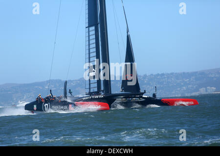 San Francisco, Kalifornien, USA. 24. September 2013. Mit einem Sieg in Rennen 18 der America Cup Oracle Team USA (gesehen auf der Ziellinie) setzte ihre unwahrscheinliche Comeback und Emirates Team New Zealand 8-8 in den Amerika-Cup-Finale (San Francisco, CA, 24. September 2013) gebunden. Der nächste Rennen Gewinner nimmt den Pokal. Jeremy Breningstall/ZUMAPRESS.com/Alamy © Live-Nachrichten Stockfoto