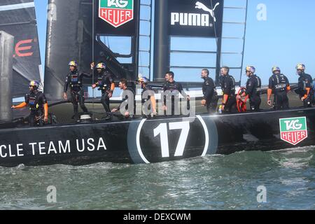 San Francisco, Kalifornien, USA. 24. September 2013. Mit einem Sieg in Rennen 18 der America Cup Oracle Team USA (nur nach dem Rennen gesehen) setzte ihre unwahrscheinliche Comeback und Emirates Team New Zealand 8-8 in den Amerika-Cup-Finale (San Francisco, CA, 24. September 2013) gebunden. Der nächste Rennen Gewinner nimmt den Pokal. Jeremy Breningstall/ZUMAPRESS.com/Alamy © Live-Nachrichten Stockfoto