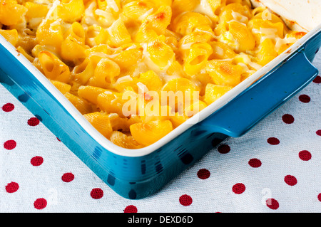 Makkaroni und geschmolzenem Käse in die blaue Schüssel Stockfoto