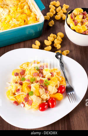 Selektiven Fokus auf die Makkaroni mit Käse im Teller Stockfoto