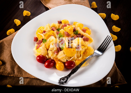 Geschmolzenem Käse und Macaronie mit Schinken in der Platte Stockfoto