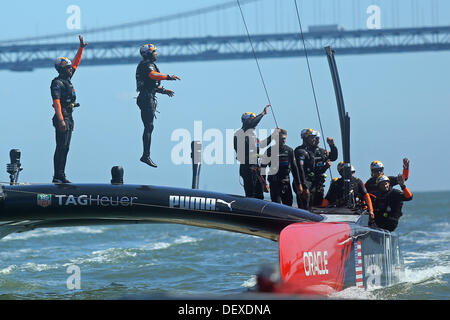San Francisco, Kalifornien, USA. 24. September 2013. Mitglied des Oracle Team USA springt vor der Menge, nachdem das Team in der Amerika-Cup-Finale Rennen 17 nahm. Mit einem weiteren Sieg in Rennen 18 gebunden Oracle Team USA Emirates New Zealand 8-8, weiterhin eine unwahrscheinliche Comeback in der America Cup (San Francisco, CA, 24. September 2013). Die erste Mannschaft mit neun Siegen nimmt den Americas Cup. Jeremy Breningstall/ZUMAPRESS.com/Alamy © Live-Nachrichten Stockfoto