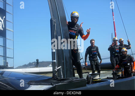 San Francisco, Kalifornien, USA. 24. September 2013. Shannon Falcone und die anderen Mitglieder der Oracle Team USA begrüßen das Publikum nach der Einnahme von 17 Rennen in der Amerika-Cup-Finale. Mit einem weiteren Sieg in Rennen 18 gebunden Oracle Team USA Emirates New Zealand 8-8, weiterhin eine unwahrscheinliche Comeback in der America Cup (San Francisco, CA, 24. September 2013). Die erste Mannschaft mit neun Siegen nimmt den Americas Cup. Jeremy Breningstall/ZUMAPRESS.com/Alamy © Live-Nachrichten Stockfoto