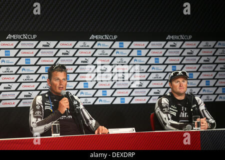 San Francisco, Kalifornien, USA. 24. September 2013. Emirates Team New Zealand Skipper Dean Barker und Flügel steht Trimmer Glenn Ashby ein Grillen aus der Presse nach dem Team siebten aufeinander folgenden Verlust in den Amerika-Cup-Finale gegen Oracle Team USA. Der Wettbewerb wird nun am 8-8 gebunden und beide Teams sind Matchball Rubrik in am Mittwoch Jeremy Breningstall/ZUMAPRESS.com/Alamy © Rennen Live-Nachrichten Stockfoto