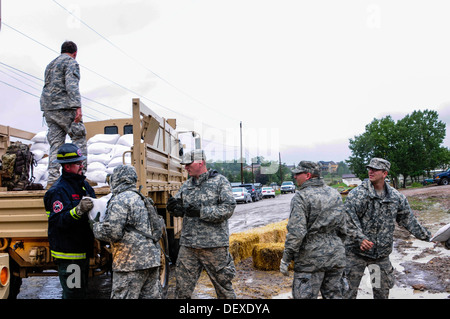 US-Soldaten und Piloten aus Colorado National Guard, zusammen mit Mitgliedern der zivilen Katastrophenhilfe Agenturen verteilen Sandsäcke auf übermäßig gesättigten Bereiche des Jefferson County, Colorado, aufgrund des Regens des Regens, die schweren Überschwemmungen verursacht hat Stockfoto