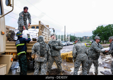 US-Soldaten und Piloten aus Colorado National Guard, zusammen mit Mitgliedern der zivilen Katastrophenhilfe Agenturen kombinieren Bemühungen zum Füllen von Sandsäcken im Arvada Feuer Schutz Bezirk Training Center in Arvada, Colorado, zu mindern, Überschwemmungen in t Stockfoto