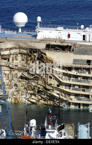 Schäden Sie an Costa Concordia richtete sich nach parbuckling Operationen an Insel Giglio, Italien - SEPTEMBER 2013 Stockfoto