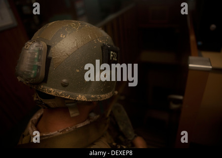 US-Marines mit Force Reconnaissance Platoon, Befehl Element, 31. Marine Expeditionary Unit(MEU) sorgt für Sicherheit am oberen Rand der Treppe an Bord der USNS Rappahannock während eines Besuch Board Search und Seizure(VBSS) Trainings, am Meer, September Stockfoto