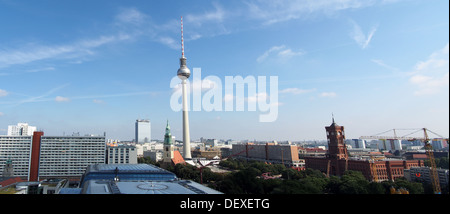 Eine Ansicht f die Skyline der Stadt Berlin