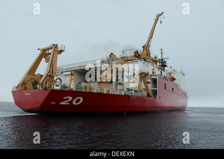 Die Coast Guard Cutter Healy betreibt in den arktischen Ozean, 12. September 2013. Die Kutter-Crew führt eine Reihe von Forschungsmissionen oberhalb des Polarkreises in Verbindung mit Arctic Schild 2013. Stockfoto