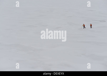 Mitglieder der Coast Guard Cutter Healy Eis Rettungsmannschaft Umfrage eine Eisdecke vor, so dass die Besatzung und die Passagiere des Fräsers auf dem arktischen Ozean 13. September 2013 aussteigen. Vor Durchführung von Eis-basierten Flugbetrieb und halten-Freiheit Eis, die Stockfoto