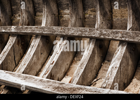 Das Skelett von einem alten hölzernen Fischerboot. Thailand Stockfoto