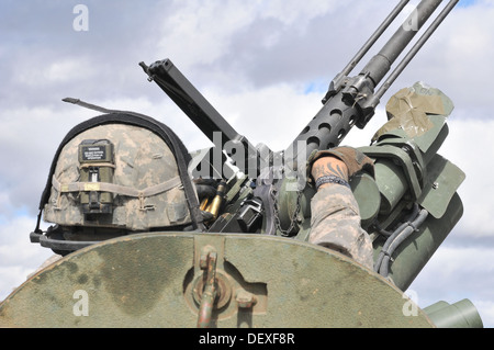 Ein US-Soldat mit dem 5. Bataillon, 20. Infanterie-Regiment, 3rd Stryker Brigade Combat Team, 2. US-Infanteriedivision, lädt seine.50 Kaliber-Maschine Gewehr während einer gemeinsamen Zug Übung bei der Yakima Training Center, Washington, 16. September 2013. Rising Thunder ich Stockfoto