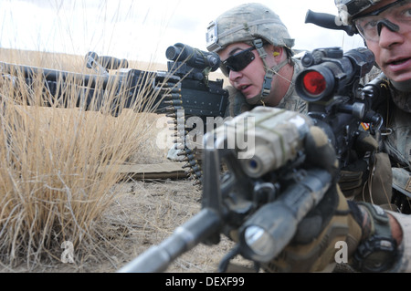 US Armee Sgt. Kenton Miller, rechts, und Spc. James Irvine mit 5. Bataillon, 20. Infanterie-Regiment, 2nd Infantry Division 3rd Stryker Brigade Combat Team herabblicken Visier für mögliche feindliche Tätigkeit während eines gemeinsamen Zug-Trainings an der Yakima Stockfoto