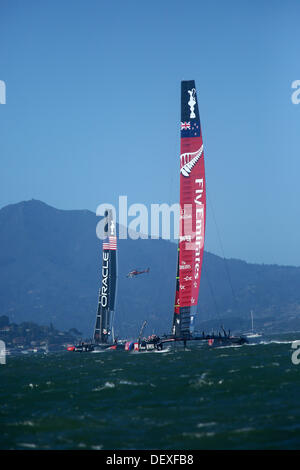 San Francisco, Kalifornien, USA. 24. September 2013. Das Emirates Team New Zealand jagt Oracle Team USA in 18 Rennen von der Amerika-Cup-Finale. Mit einem Sieg in Rennen 18 Oracle Team USA setzte ihre unwahrscheinliche Comeback und Neuseeland 8-8 in bestem 17 Wettbewerb (San Francisco, CA, 24. September 2013) gebunden. Der Gewinner des nächsten Rennens erhält den Pokal. Jeremy Breningstall/ZUMAPRESS.com/Alamy © Live-Nachrichten Stockfoto