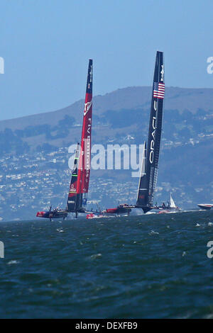 San Francisco, Kalifornien, USA. 24. September 2013. Oracle Team USA (rechts) schließt eine Tack gleichzeitig mit Emirates Team New Zealand, übernimmt die Führung in einem entscheidenden Moment Rennen 18 von der Amerika-Cup-Finale. Mit einem Sieg in Rennen 18 Oracle Team USA setzte ihre unwahrscheinliche Comeback und Neuseeland 8-8 in bestem 17 Serie (San Francisco, CA, 24. September 2013) gebunden. Der Gewinner des nächsten Rennens erhält den Pokal. Jeremy Breningstall/ZUMAPRESS.com/Alamy © Live-Nachrichten Stockfoto