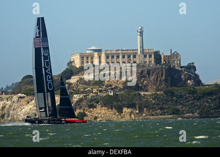 San Francisco, Kalifornien, USA. 24. September 2013. Mit einem Sieg in Rennen 18 der America Cup (im Bild) Oracle Team USA setzte ihre unwahrscheinliche Comeback und Emirates Team New Zealand 8-8 in den Amerika-Cup-Finale (San Francisco, CA, 24. September 2013) gebunden. Der Gewinner des nächsten Rennens erhält den Pokal. Jeremy Breningstall/ZUMAPRESS.com/Alamy © Live-Nachrichten Stockfoto
