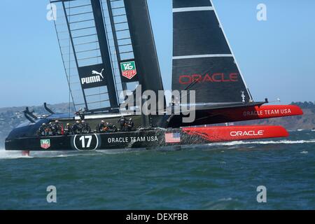 San Francisco, Kalifornien, USA. 24. September 2013. Mit einem Sieg in Rennen 18 der America Cup (im Bild) Oracle Team USA setzte ihre unwahrscheinliche Comeback und Emirates Team New Zealand 8-8 in den Amerika-Cup-Finale (San Francisco, CA, 24. September 2013) gebunden. Der Gewinner des nächsten Rennens erhält den Pokal. Jeremy Breningstall/ZUMAPRESS.com/Alamy © Live-Nachrichten Stockfoto