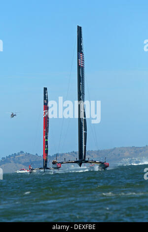 San Francisco, Kalifornien, USA. 24. September 2013. Oracle Team USA kommt eine vertraute Szene geworden das letzte Stück deutlich über dem Emirates Team New Zealand im Rennen 17 von der Amerika-Cup-Finale in der San Francisco Bay. Mit einem weiteren Sieg in Rennen 18 Oracle Team USA setzte ihre unwahrscheinliche Comeback und Neuseeland 8-8 in bestem 17 Serie (San Francisco, CA, 24. September 2013) gebunden. Der Gewinner des nächsten Rennens erhält den Pokal. Jeremy Breningstall/ZUMAPRESS.com/Alamy © Live-Nachrichten Stockfoto