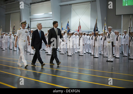 Secretary Of The Navy (SECNAV) Ray Mabus, Center, Captain John Dye, links, und Vereinigte Staaten Kongreßabgeordnetes Brad Schneider, Recht, überprüfen Sie die neueste Marineseeleute während einer Pass-in-Review Abschlussfeier am rekrutieren Training Command (RTC). Stockfoto