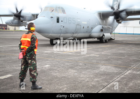 Philippine Air Force Tech SGT Seno Nellas wartet, während eine KC-130 Hercules-Flugzeuge Sept. 14 kommt mit Marines für amphibische Landung Übung 2014 bei Clark Air Field, Pampanga, Republik der Philippinen. Nellas ist Unteroffizier in char Stockfoto