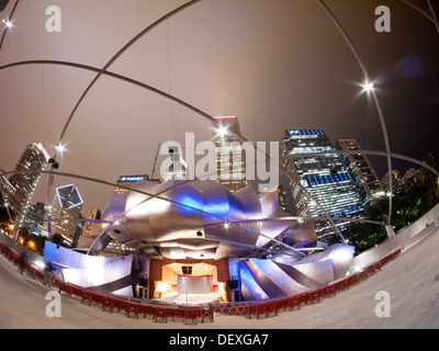 Ein fisheye, Nachtansicht von Jay Pritzker Pavilion im Millennium Park, Chicago. Stockfoto