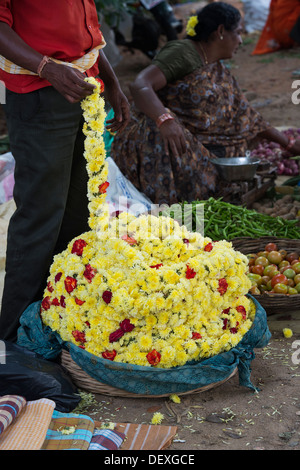 Mann, Girlanden aus Blumen auf einer indischen Straße zu verkaufen. Indien Stockfoto
