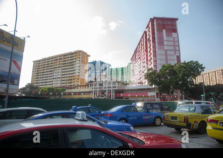 Bunte Gebäude Verkehr Singapur Asien Auto Stadt Mitte Kunst künstlerische verschiedenen Residenz Menschen Leben Bereich urban Farbe lackiert Stockfoto