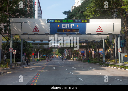 ERP-Maut Installation Singapur Asien Stadt internen Geld Zahlung Auto automatische Autos Verkehr verdienen Staat Steuer Pass vorbei Stockfoto