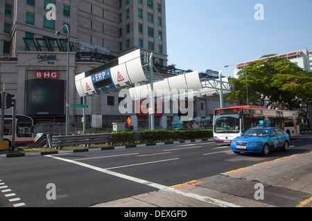 ERP-Maut Installation Singapur Asien Stadt internen Geld Zahlung Auto automatische Autos Verkehr verdienen Staat Steuer Pass vorbei Stockfoto