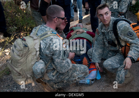 Zivile Einsatzkräfte und Mitglieder der Colorado Armee nationalen 3. Bataillon bewachen 157. Feldartillerie Alpha Akkuverbrauch Stockfoto