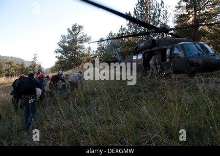 Zivile Einsatzkräfte und Mitglieder der Colorado Armee nationalen 3. Bataillon bewachen 157. Feldartillerie Alpha Akkuverbrauch Stockfoto