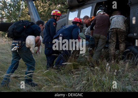 Zivile Einsatzkräfte und Mitglieder der Colorado Armee nationalen 3. Bataillon bewachen 157. Feldartillerie Alpha Akkuverbrauch Stockfoto