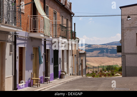 Lila lackiert Leuchtturm in einer italienischen Straße in Apulien, Italien Stockfoto