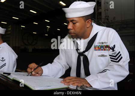 Information Systems Technician 1. Klasse Antwyon Givens, aus Wichita, Kansas, macht einen Deck Log-Eintrag an Bord des Flugzeugträgers Stockfoto