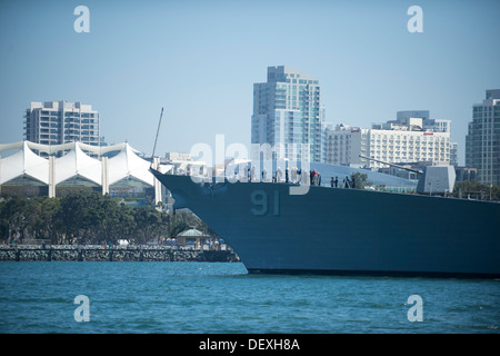 -Transite die Arleigh-Burke-Klasse geführte Flugkörper Zerstörer USS Pinckney (DDG-91) San Diego Bay. Pinckney hilft bieten Abschreckung, Förderung von Frieden und Sicherheit, Freiheit der Meere und humanitäre/Katastrophenhilfe innerhalb USA erhalten 3. Flotte 50-Milli Stockfoto